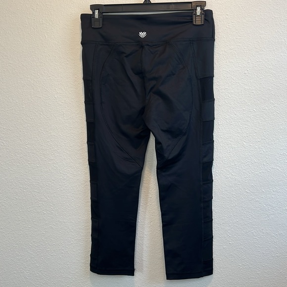 Forever 21 women’s long leggings black with mesh panels on sides - Picture 4 of 8